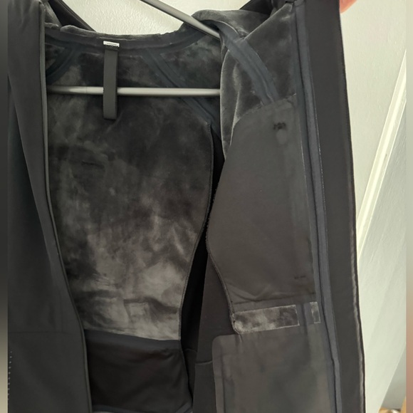 Women's Black Lululemon Cross Chill Repel Jacket - Picture 4 of 7